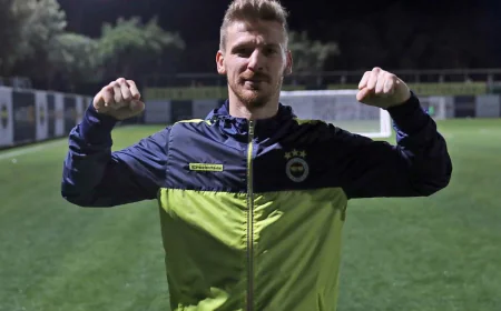 Serdar Aziz, Bebek'te Elektronik Sigara İçerken Görüntülendi